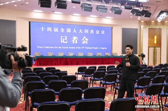 资料图：2月27日，在2026年全国两会即将召开之际，设在北京梅地亚中心的全国两会新闻中心正式启用。目前已有3000多名中外记者报名采访全国两会，其中境内记者2000多名，港澳台记者和外国记者1000多名。十四届全国人大四次会议和全国政协十四届四次会议将分别于3月5日和3月4日在北京开幕。图为媒体记者在全国两会新闻中心工作。<a target='_blank'  data-cke-saved-href='/' href='/'>中新社</a>记者 蒋启明 摄