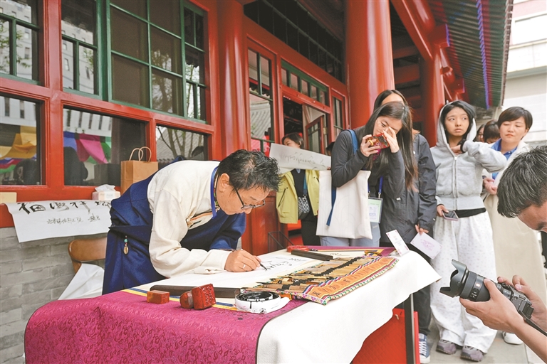 西藏拉萨：让民族团结之花常开长盛 