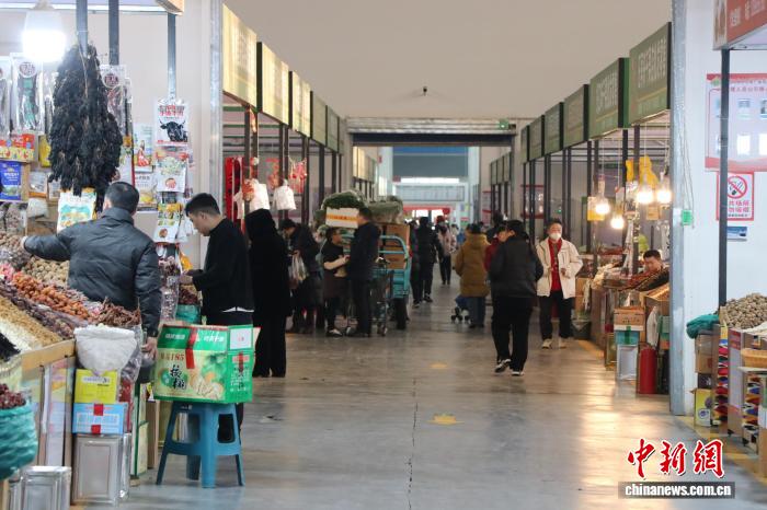 市民在升级改造后的克拉玛依农副产品批发市场内购物。喇小飞 摄