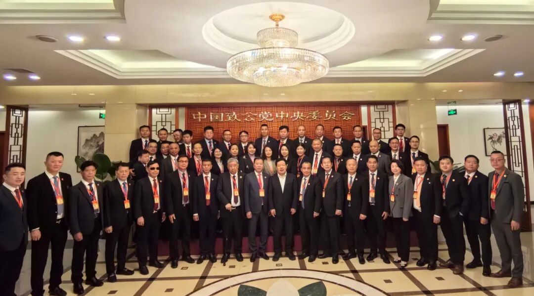与访问团合影