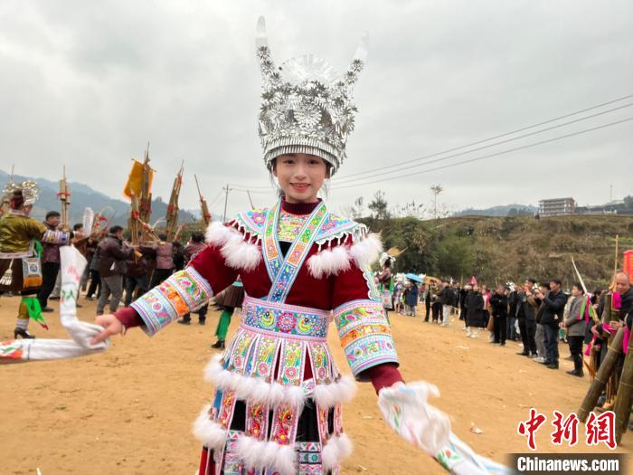 苗族百鸟衣掀起“最炫民族风”