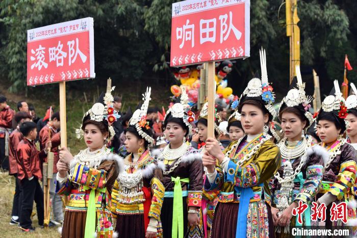 广西三江：芦笙坡会展风情