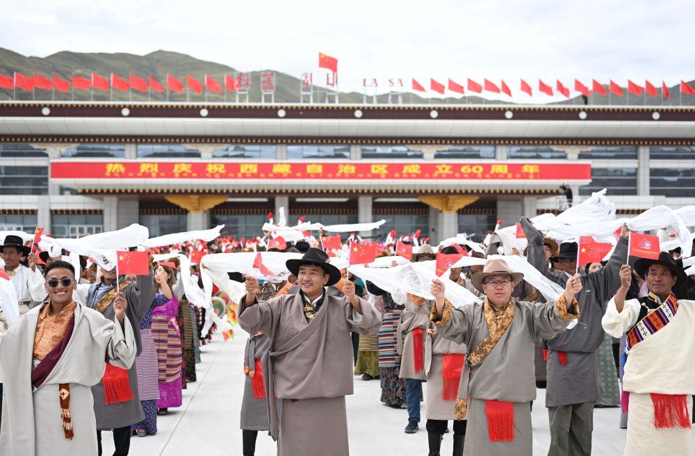 西藏各族群众热烈欢迎习近平总书记