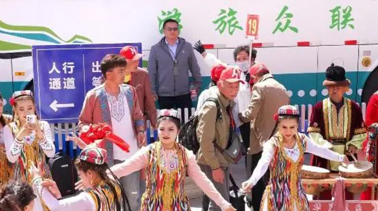新疆哈密市：甜蜜之旅串起各民族交往交流交融