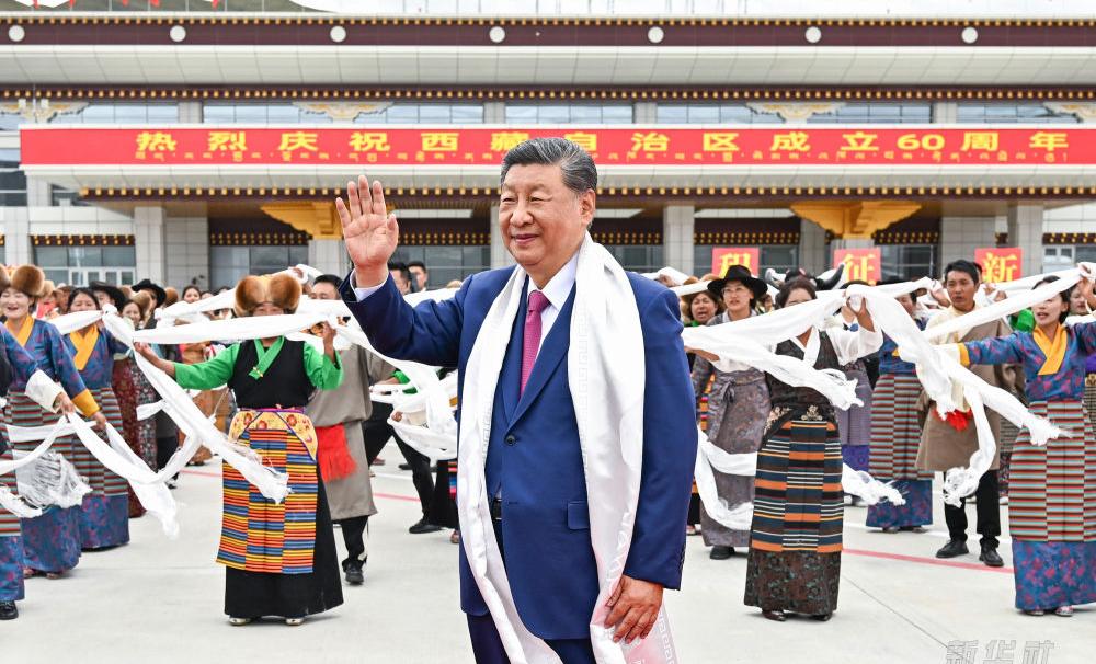 习近平率中央代表团抵达拉萨出席西藏自治区成立60周年庆祝活动