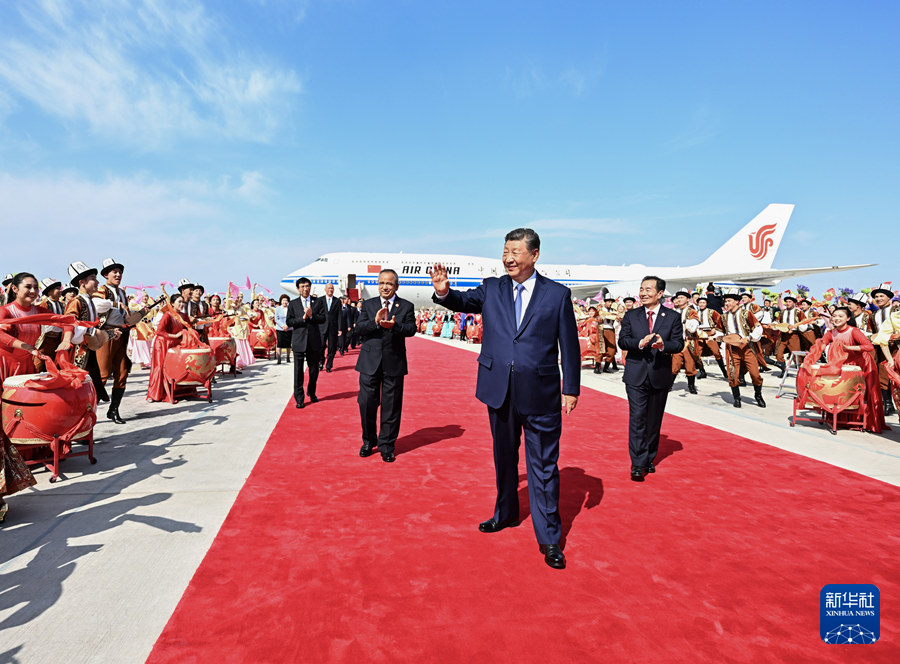 习近平率中央代表团抵达乌鲁木齐 出席新疆维吾尔自治区成立70周年庆祝活动