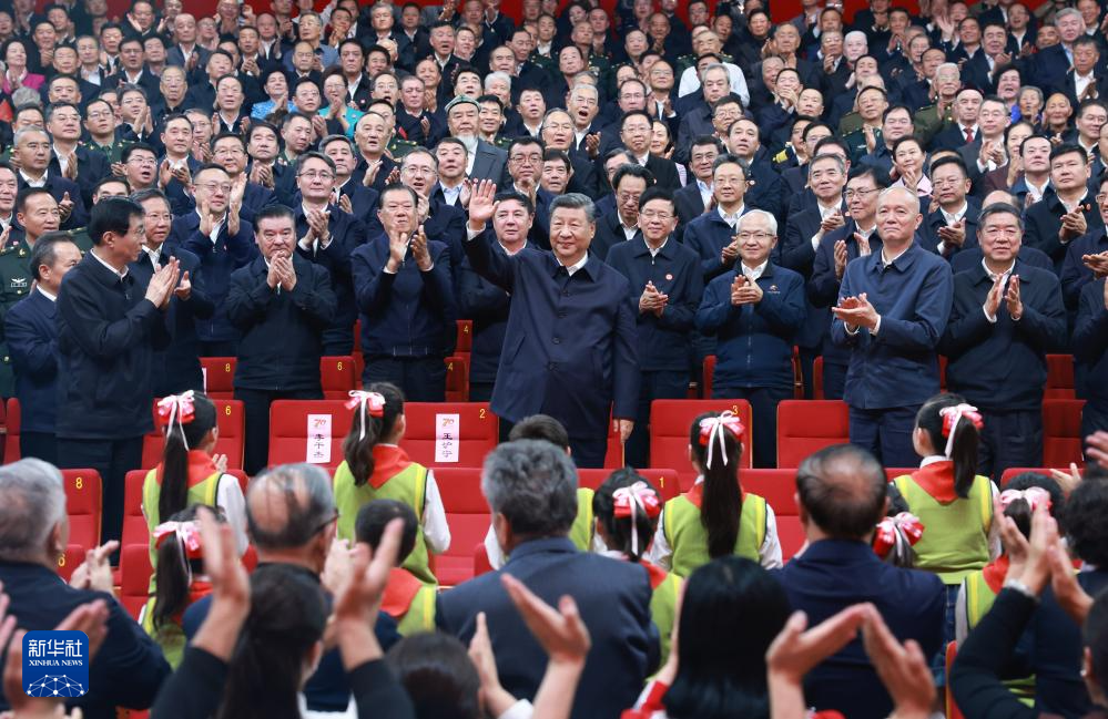 习近平观看庆祝新疆维吾尔自治区成立70周年文艺晚会《美丽新疆》