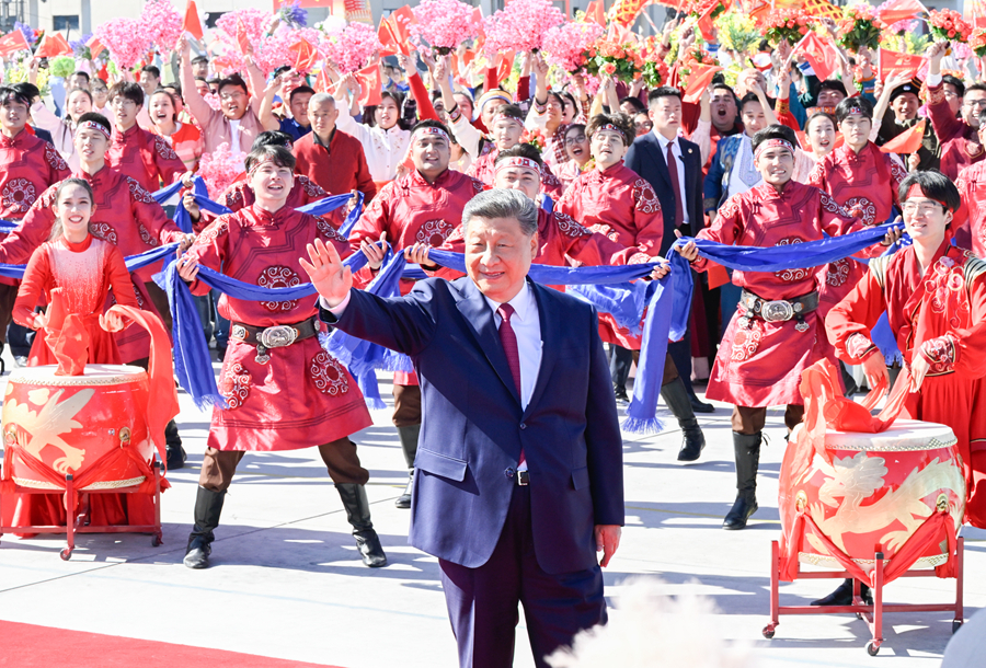 习近平在出席新疆维吾尔自治区成立70周年庆祝活动后返回北京